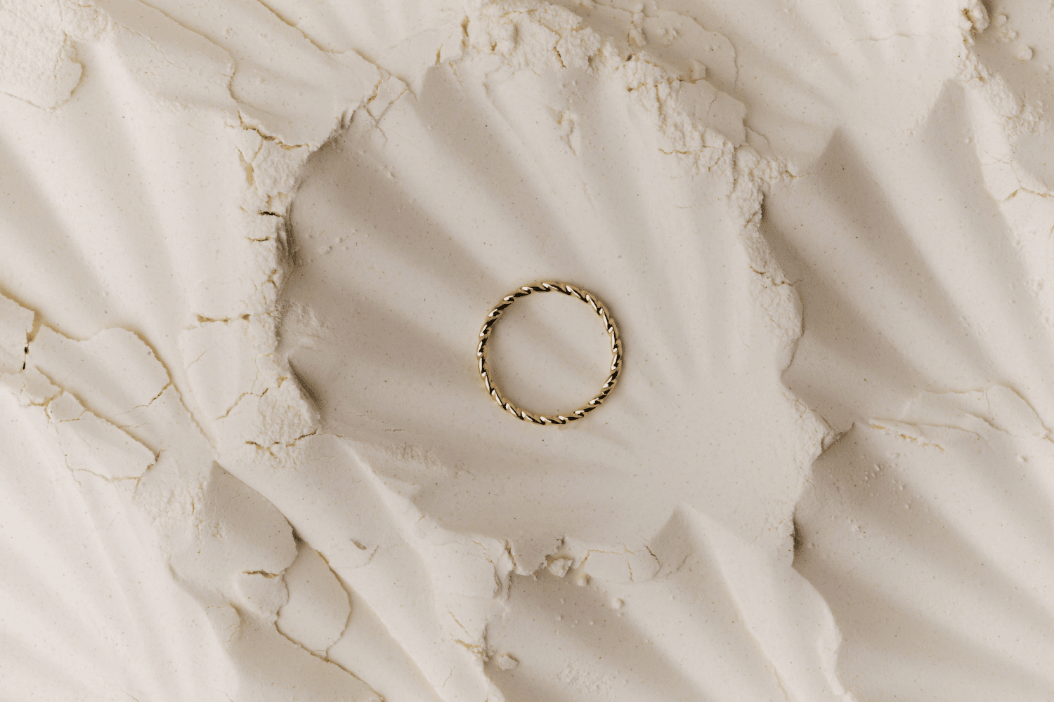 金属アレルギーでも安心！指輪選び完全ガイド｜素材・デザイン・ケア方法 - stoork