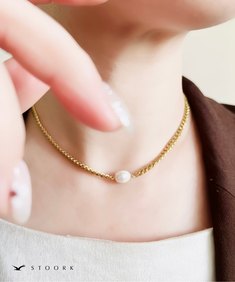 One Pearl Necklace