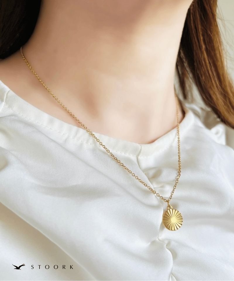 ゴールドのユニークな形状ネックレス SEVEN BY SEVEN(セブンバイセブン)LEATHER CARVING FEATHER